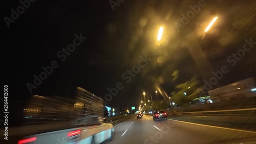 방콕에서 깐차나부리로 향하는 야간 도로 드라이브 타임랩스
