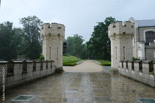 Foto High-quality travel stock photo of famous Hluboka chateau entrance bridge