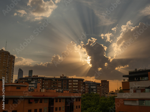 Foto Crepuscular rays over city