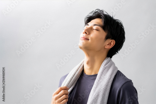 Obraz w ramie タオルをかけてリラックスする男性