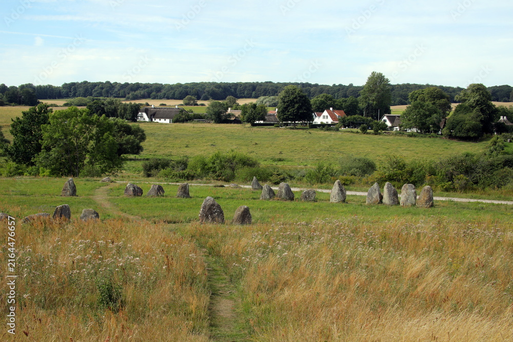 Fototapeta premium monumento megalitico Danimarca antico tumulo funerario vichingo e navi di pietra
