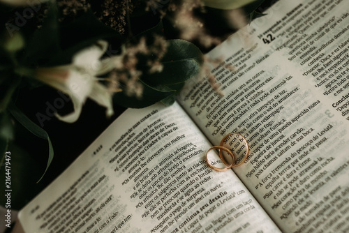 Konstfotografi alianças sob bíblia