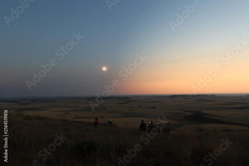 Canvastavla Weite Landschaft mit Sonnenfinsternis