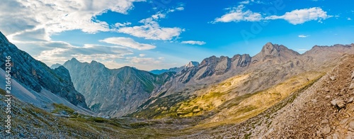 Foto Rugged limestone mountains on the Gatterl route to Zugspitze