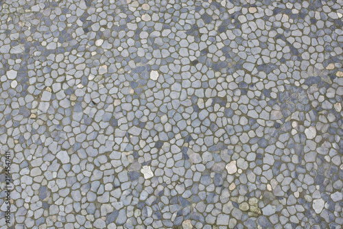 Fotografía Natural pebble stone floor texture featuring densely arranged small stones in soft grey, beige, and muted earthy tones, creating an organic surface for patios, pathways, courtyards, and architecture