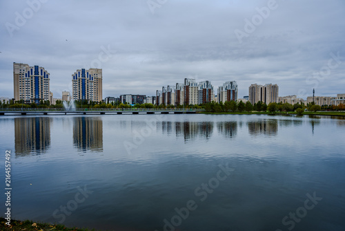 Foto City skyline of Astana reflected in a lake