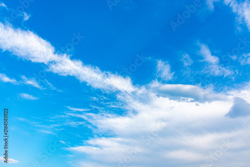 Foto céu azul com nuvens brancas
