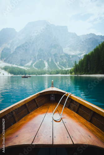 Foto Scenic view from a traditional wooden boat across the turquoise waters of Lago di Braies toward the dramatic Dolomites mountains in Italy