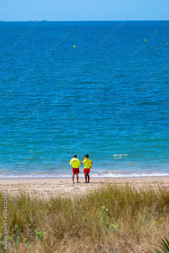 Naklejka premium Sauveteur sen mer en surveillance de plage en été