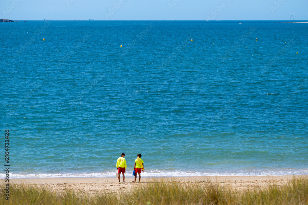 Fototapeta premium Sauveteur sen mer en surveillance de plage en été