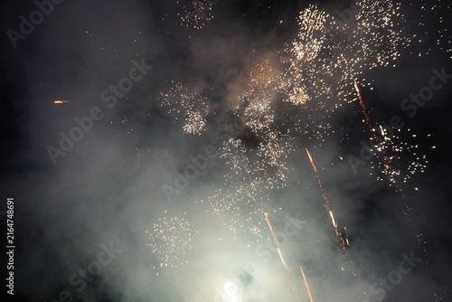 pólvora en el cielo de fiesta.