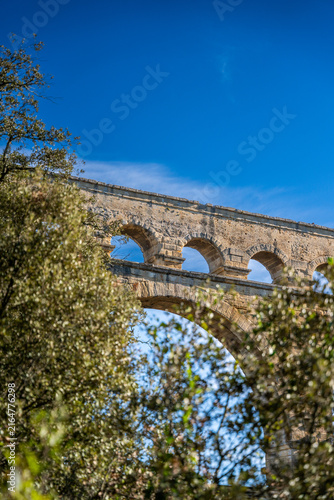 Pont du Gard antique en pierre au-dessus de la rivière Gardon