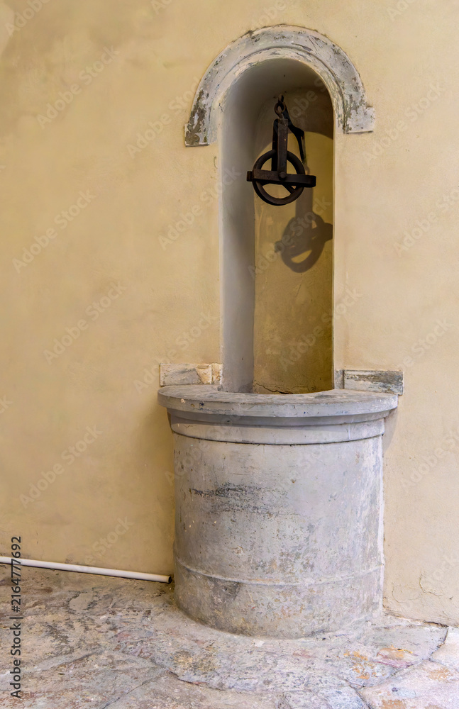 Fototapeta premium Historischer Zierbrunnen im Innenhof des Palazzo Chigi-Saracini, Siena, Toskana , Italien