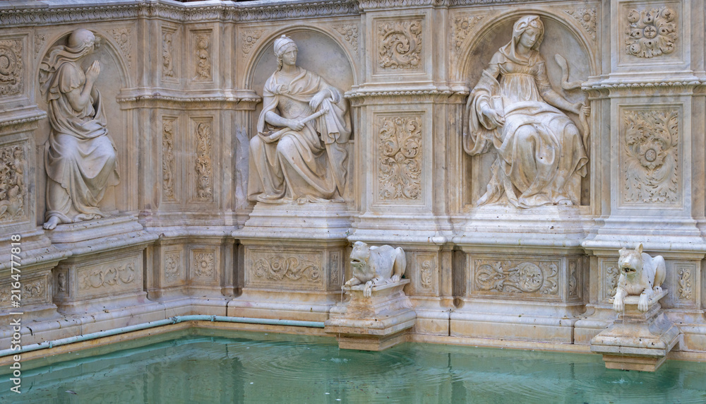 Naklejka premium Der weltberühmte Fonte Gaia, Brunnen der Freude, am oberen Rand der zentralen Piazza del Campo, Siena, Toskana, Italien