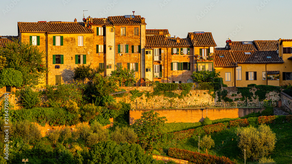 Fototapeta premium Blick auf die historische Stadtmauer mit der gewölbten Straße Via Paolo Mascagni, alte Stadtbefestigung, Siena, Toskana, Italien,