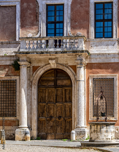 Der Palazzo Chigi-Zondadari in San Quiricio d'Orcia, Historischer Barockpalast aus dem 17. Jahrhundert, heutiges Rathaus in San Quiricio, Toskana, Italien