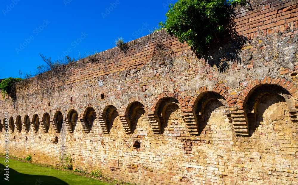 Fototapeta premium Die Historische Straße und Stadtmauer Via di Fontebranda, Siena, Toskana, Italien