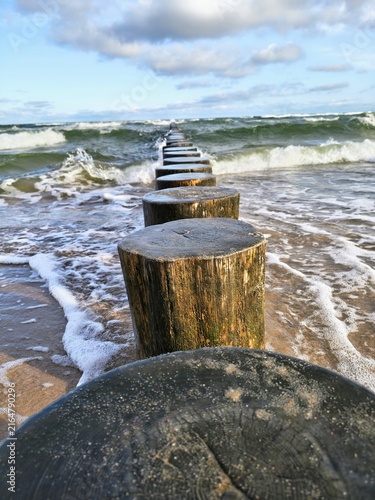 Drewniany falochron na plaży 