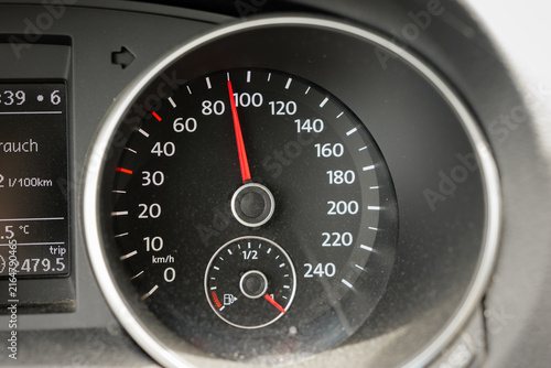 Canvastavla Speedometer in car at 90 km per hour