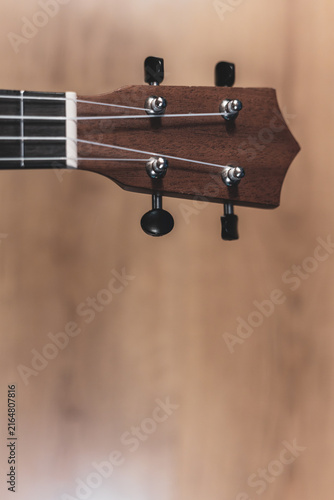 Foto Wooden ukulele headstock with four tuning pegs