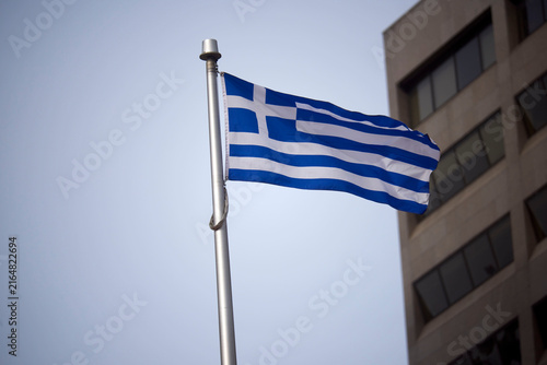 Cuadro en lienzo The Greek flag on a flag pole at Toronto City Hall’s Nathan Phillips Square