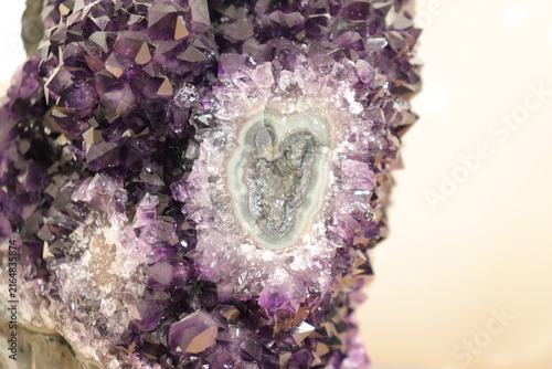 Fotografie A close-up of a purple geode of amethyst
