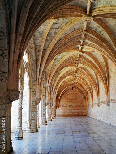 Foto Intricately carved Manueline vaulted arches and stone colonnades line the histor
