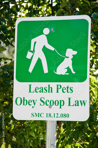 Принти на полотні Leash Pets and Obey Scoop Law Sign in Green Park Setting