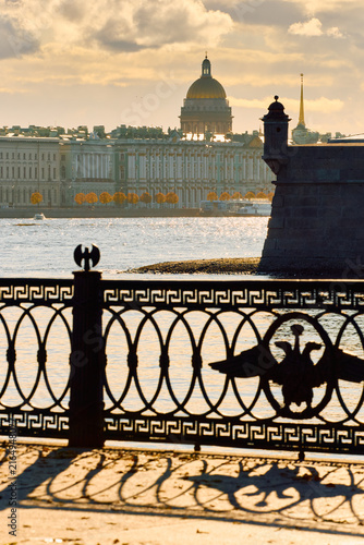 Foto Isaac cathedral, Winter Palace, picturesque metal railings with a double-headed eagle and the crown of the Russian Empire on embankment in St