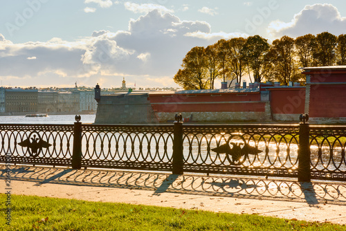 Fotografía Isaac cathedral, Winter Palace, picturesque metal railings with a double-headed eagle and the crown of the Russian Empire on embankment in St