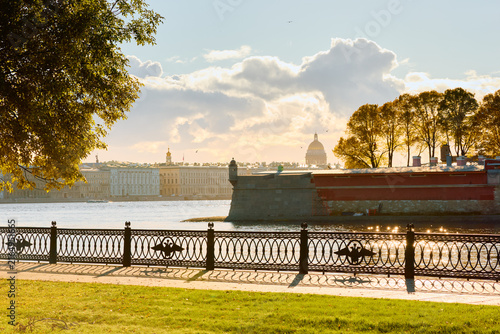 Foto Isaac cathedral, Winter Palace, picturesque metal railings with a double-headed eagle and the crown of the Russian Empire on embankment in St