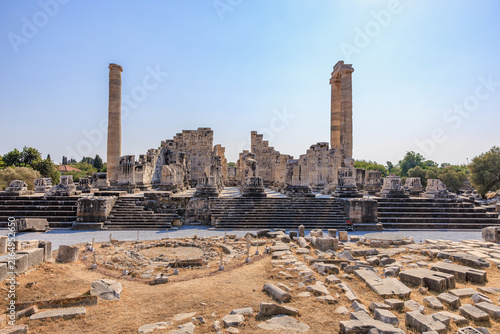 Cuadro en lienzo Ancient ruins of Apollo Temple in Didyma under clear blue sky