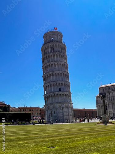 Cuadro en lienzo Leaning Tower of Pisa with green lawn and cathedral view