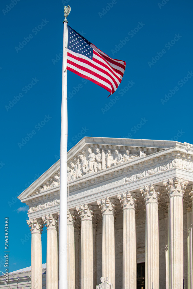 Obraz premium Supreme court courthouse in political system. Supreme court building under blue sky. Supreme court landmark of democracy. Supreme court symbol with federal authority.