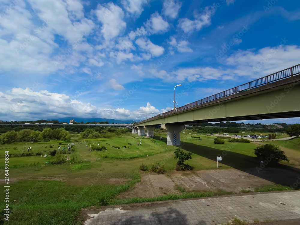 Naklejka premium 座架依橋 河川敷