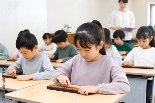 Fototapeta そろばん教室で計算する子ども