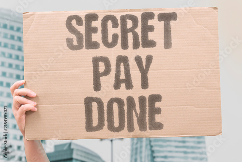 Foto "Secret pay done" Covert pay transaction completion