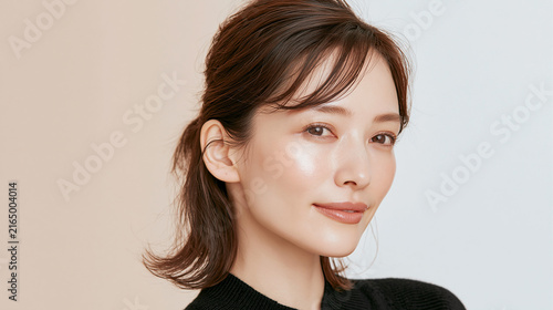 Naklejka 美容, 女性, スキンケア, 化粧品, ビューティー, 若い女性, 美肌, 日本人, アジア人, フェイシャル, メイク, 美容液, 保湿, クリーム, エイジングケア, 美容医療, エステ, 美容クリニック, 肌ケア, ナチュラルメイク, 透明感, ツヤ肌, モデル, 笑顔, ポートレート, クローズアップ, リラックス, 癒し, 健康的, 美白, コラーゲン, ヒアルロン酸, アンチエイジング