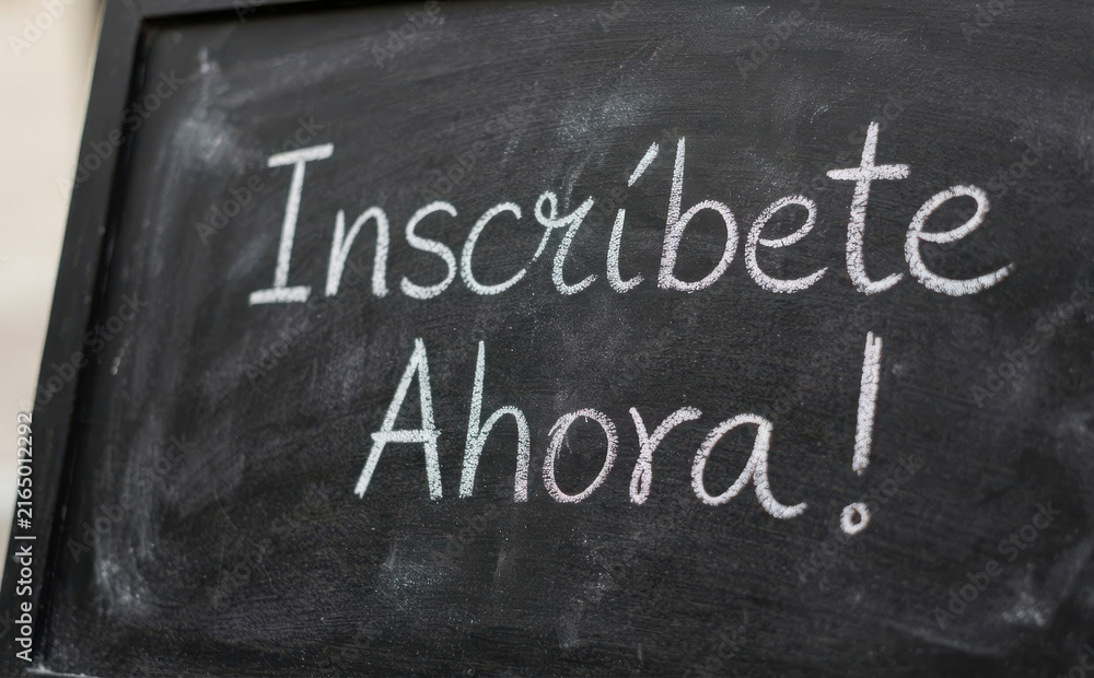 Fototapeta premium Inscribete Ahora! Pizarron negro con tiza blanca con mensaje de inscripcion