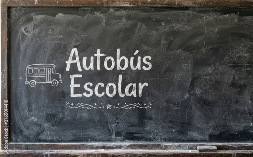 Autobús Escolar con diseño dibujado en pizarra para educación infantil y vuelta al cole