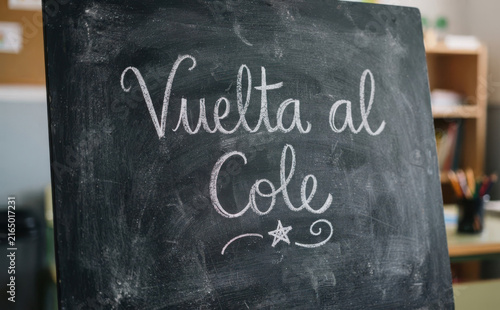 Vuelta al cole pizarra con mensaje escrito en tiza para el regreso a clases de los ninos en el colegio