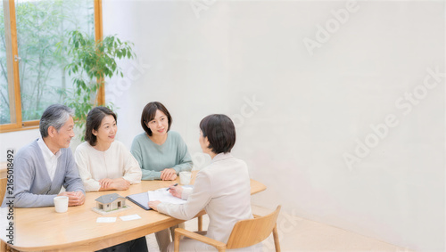 高齢者と家族が相談員を交えて介護を話し合う場面