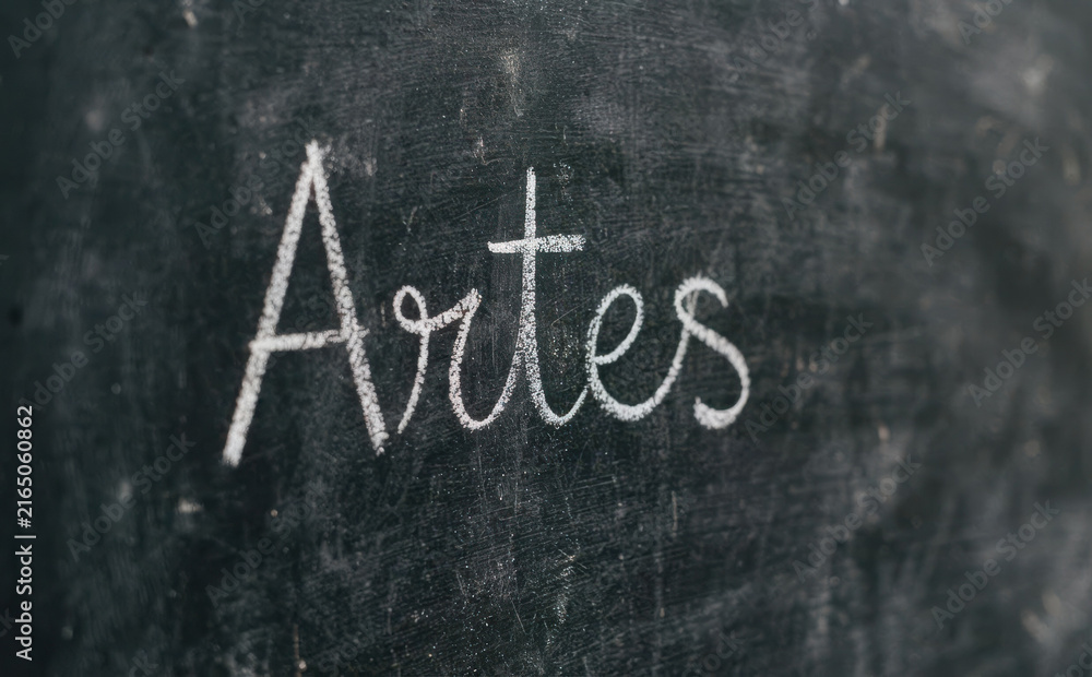 Fototapeta premium Artes escrito com giz em um quadro negro representando aulas de arte e criatividade na educacao escolar