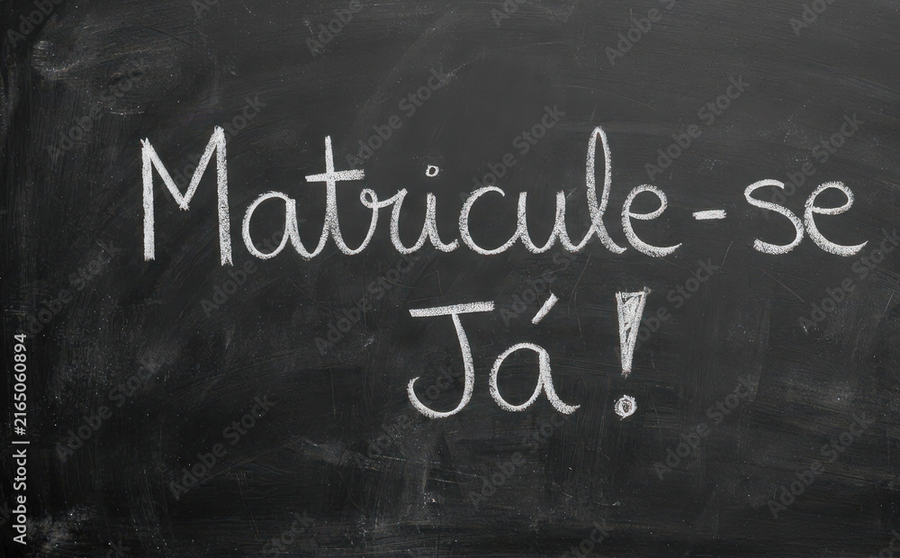 Fototapeta premium Matricule-se-Já! Lousa escolar com giz branco para propaganda de cursos e escolas