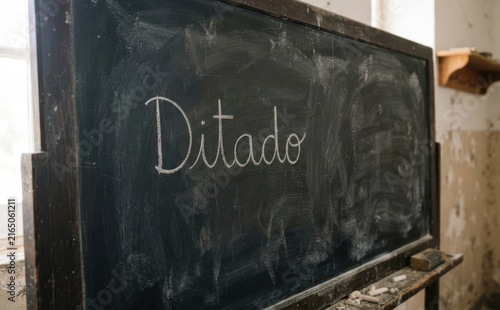 Ditado escrito em lousa escolar antiga com giz para aulas de portugues e educacao infantil