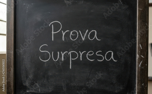 Tapety artystyczne Prova Surpresa escrito a giz no quadro negro, conceito de avaliacao escolar improvavel