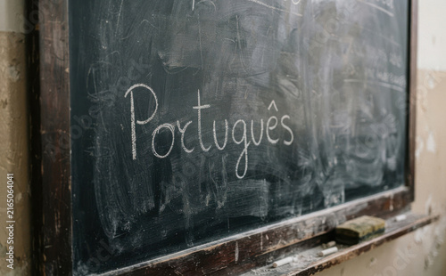 Portugues escrito na lousa, licao de idioma, aprendizado de lingua estrangeira, sala de aula, educacao