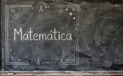 Fototapeta Matemática lousa escolar com formulas e calculos para educacao e estudo