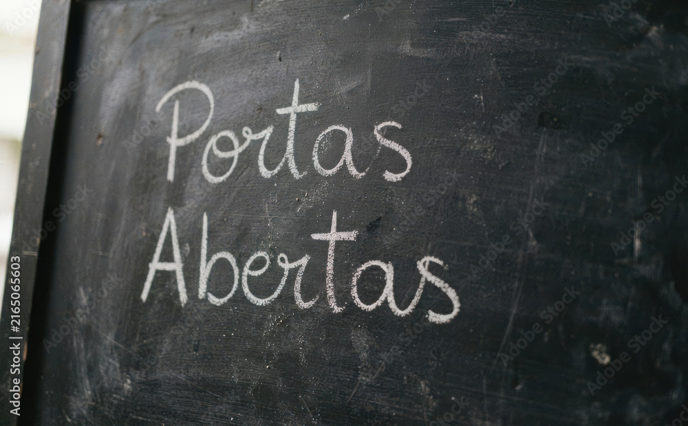 Fototapeta premium Portas Abertas lousa com giz conceito de oportunidade e boas vindas em portugues