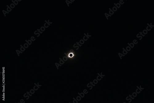 Fotografie Full views of 100% solar eclipse, entire set of process from start to finish along with the surrounding sky during the total eclipse moment